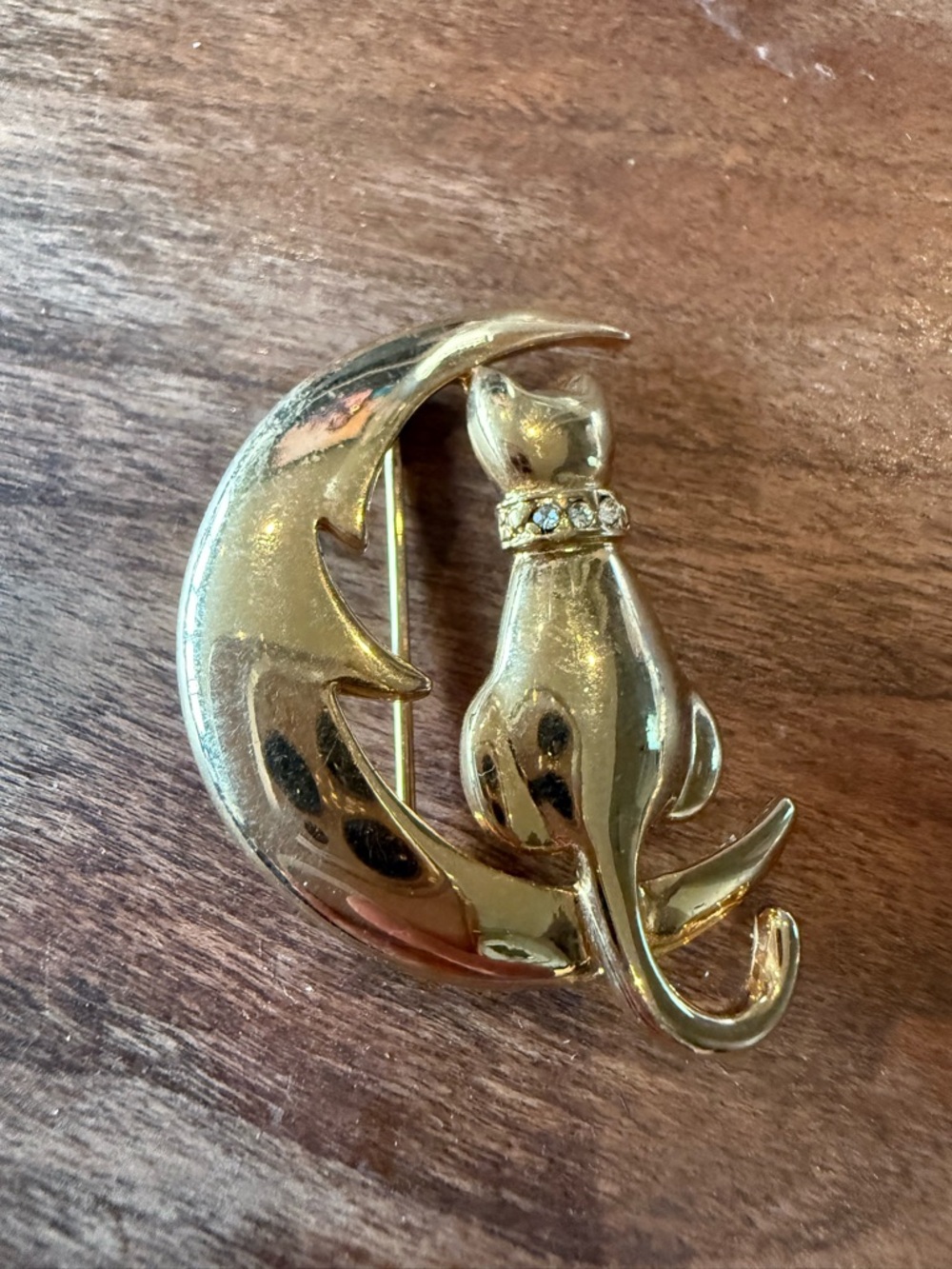 Vintage Gold Cat on Moon Brooch - Elegant Cat Pin in Gold Tone - Picture 4 of 6